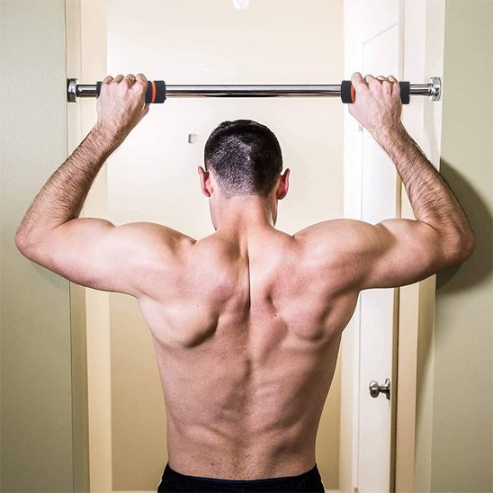 Barre-de-traction-installe-dans-un-couloir-pour-fair-pull-up