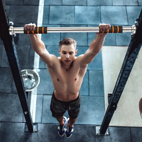 Barre-de-traction-porte-homme-qui-fait-des-pull-ups