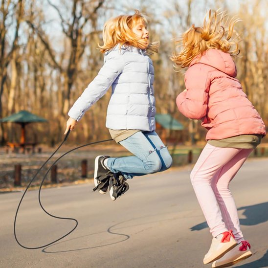 enfants corde a sauter noir