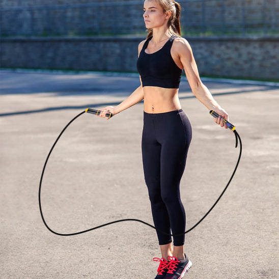 femme exercice corde a sauter longue