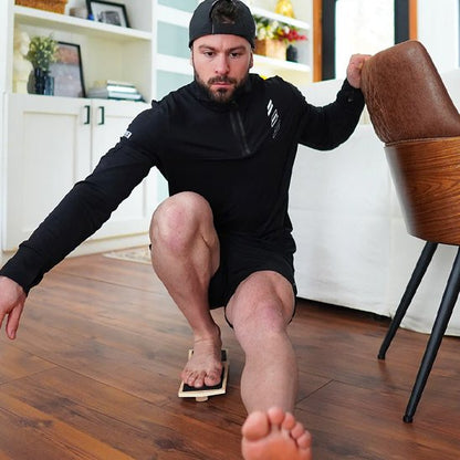  homme-accroupi-sur-planche-equilibre