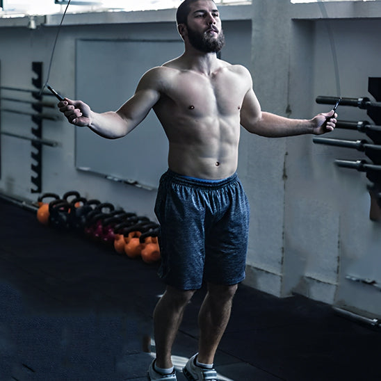 homme entrainement gym corde a sauter
