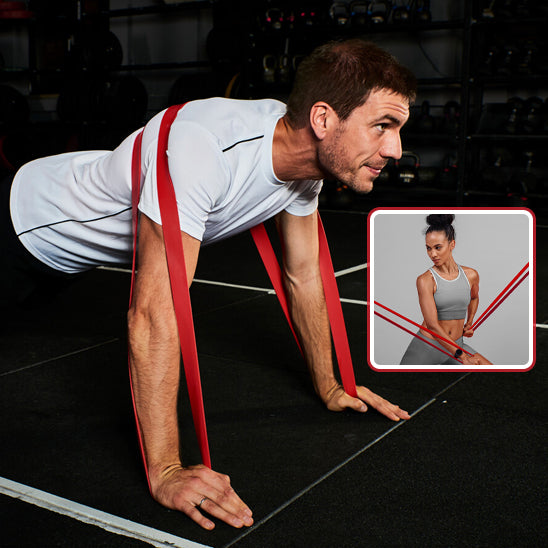 homme fait exercice elastique musculation bras epaule dos abdominaux