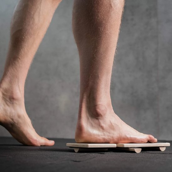 Planche equilibre en bois sur fond gris