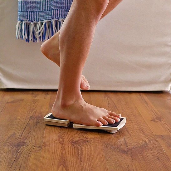 planche-equilibre-en-bois-sur-une-pied