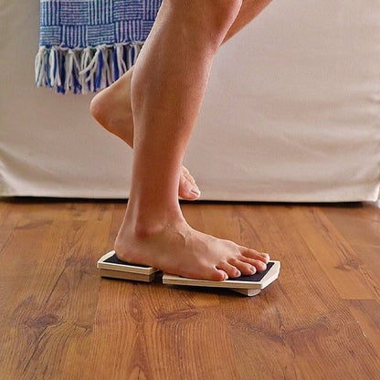 planche-equilibre-en-bois-sur-une-pied