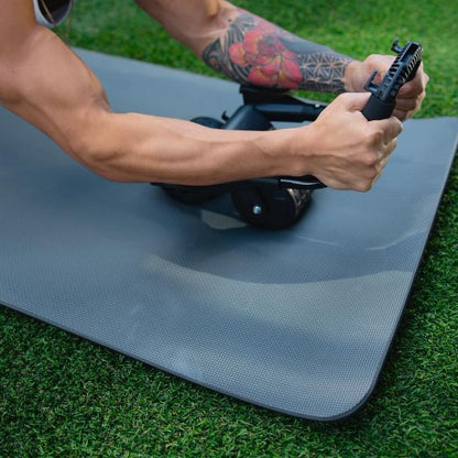 roue-abdominale-exterieur-sur-tapis-de-yoga