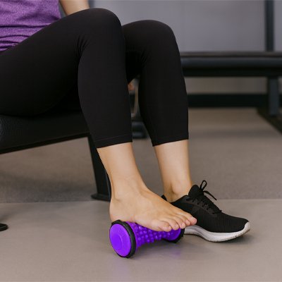 rouleau de massage violet massage sous le pied